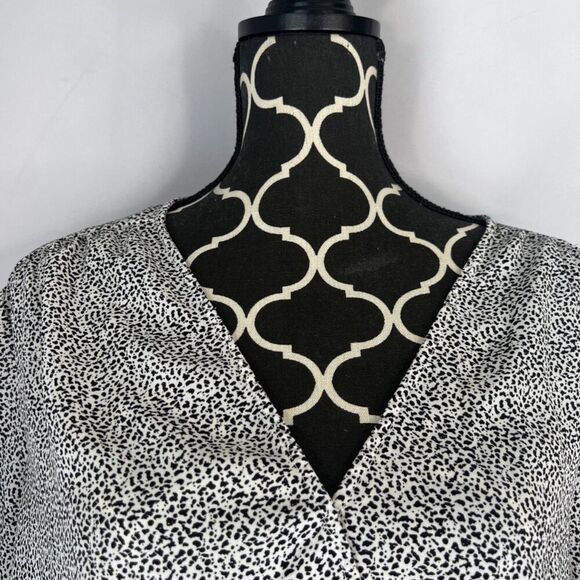 Lush Black & White Animal Print Short Sleeve Vneck Wrap Shirt Lightweight Sz XL - Picture 7 of 13
